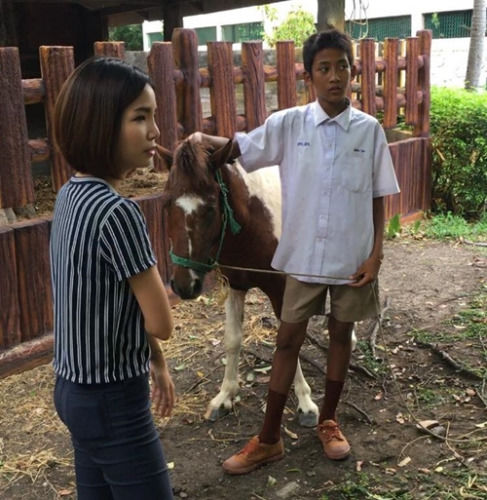 泰国男生骑马上学拉风炫酷 被赞