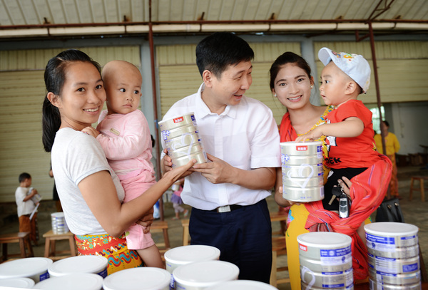 中国红十字会博爱基金秘书长张旭东奶粉发放为傣族孩子
