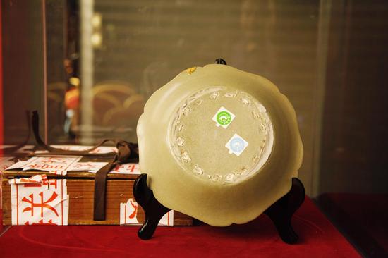 唐代六瓣葵口秘色瓷盘(底部)