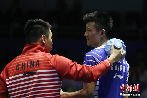 5月19日，中国队选手谌龙在比赛间隙与教练沟通。他在单打比赛中1比2负于韩国队选手孙完虎。中新社记者 韩海丹 摄