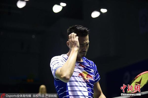 图为林丹在比赛中。