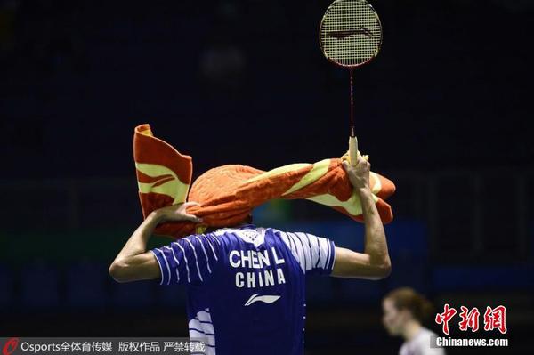 谌龙在比赛结束后用毛巾擦汗。图片来源：Osports全体育图片社