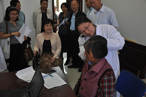 图为调试仪器现场  图为调试仪器现场