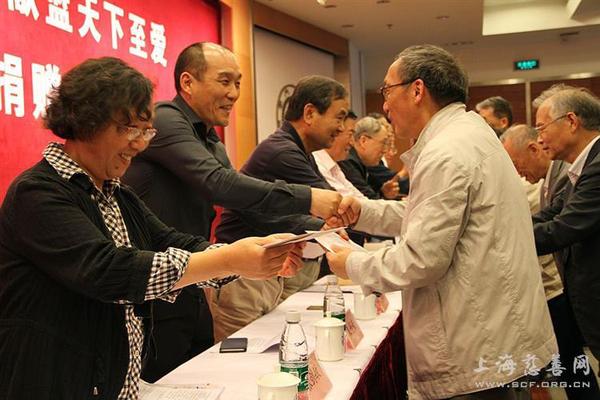 向老教授发放爱心善款