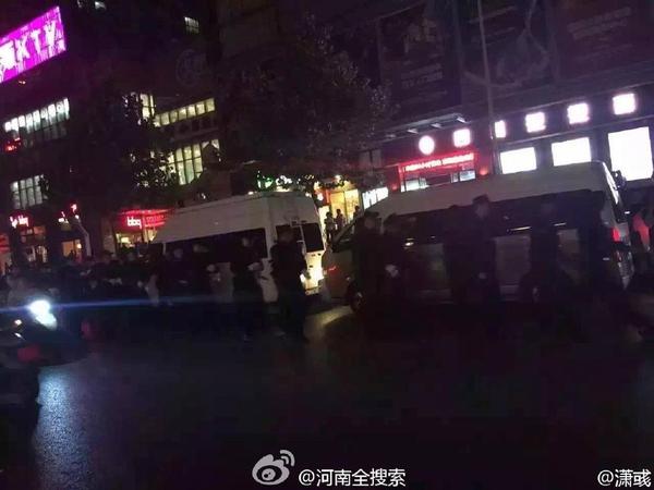 　该报道称，5月19日22时许，郑州警方多警联合，集中行动，对位于二七区人和路与政通路附近，存在严重涉黄违法问题的红馆缤纷年代KTV进行了突击查处。目前，涉案相关人员已被控制，案件正在进一步调查之中。