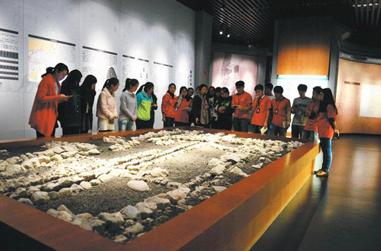 青年志愿者接受培训