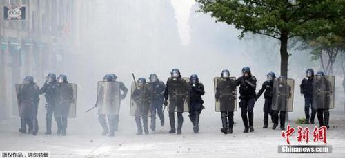 法国反劳动法罢工抗议不断 十余万人再次走上街头