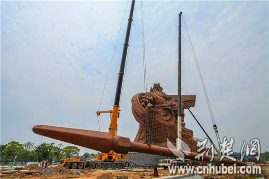 全球最大关公像吊装刀柄 70米青龙偃月刀