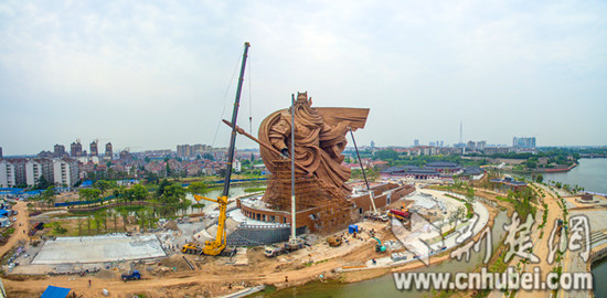 全球最大关公像吊装刀柄 70米青龙偃月刀