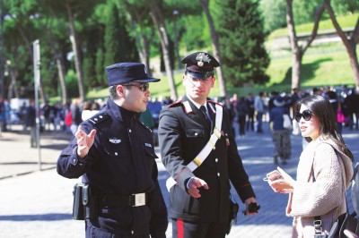 中意警方联合执法巡逻 地铁站追踪意“嫩贼”