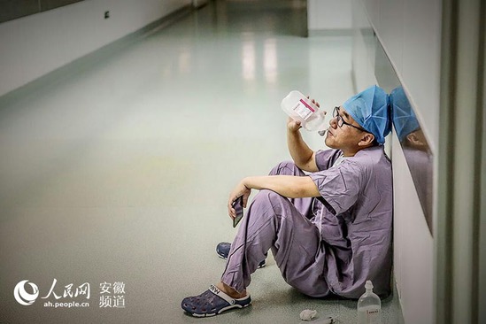 安徽一医生累倒手术室外 瘫坐地上喝葡萄糖(图)