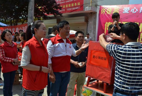 爱心商家现场义卖，给许佳蕊捐款。