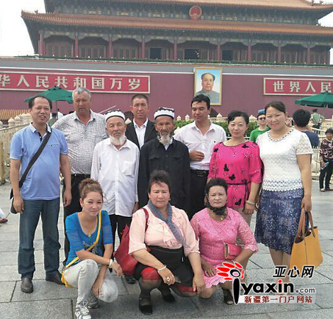 25日升旗仪式后,村民们在天安门合影留念。图陈沸湃提供