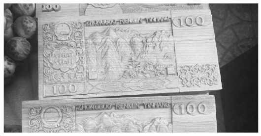 图为北京潘家园市场一摊位上出售的人民币式样木雕摆件。