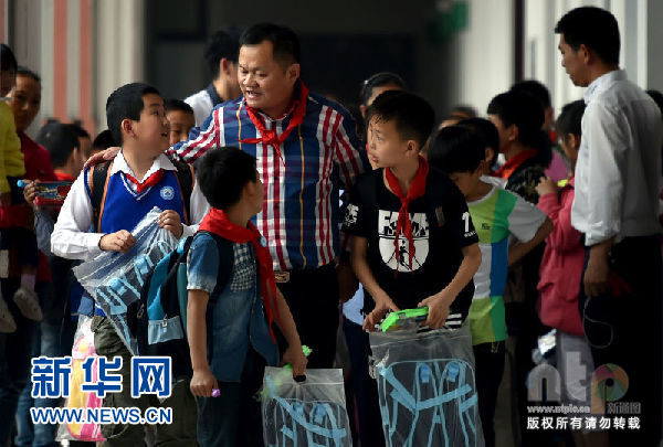 回乡看望资助打工子弟学生2