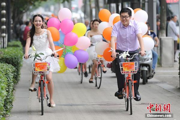 图为骑自行车迎接新娘活动现场。
