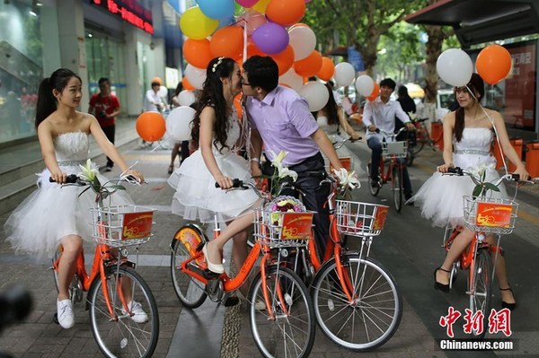 图为骑自行车迎接新娘活动现场。2