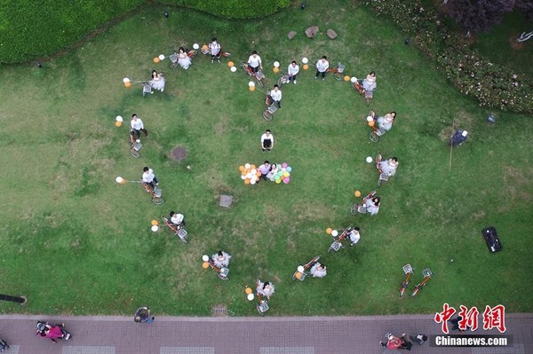 图为骑自行车迎接新娘活动现场。5