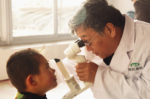 何伟为患者检查病况(受访者提供) 何伟为患者检查病况(受访者提供)