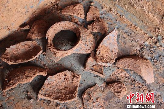 出土的陶器碎片?！⊙钔蚶?摄