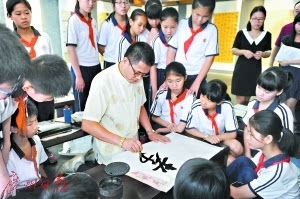 　同学们观看书法家示范“孝感动天”的写法。莫伟浓 摄