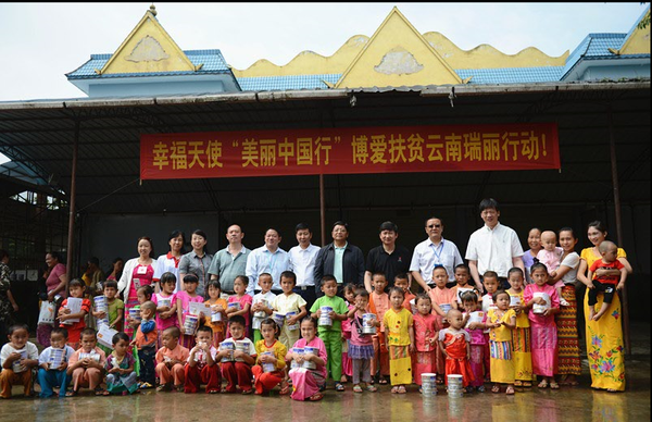 贫困婴童家庭在活动现场领取贝因美婴童食品 贫困婴童家庭在活动现场领取贝因美婴童食品