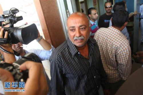 失事客机机上人员亲属在埃及开罗机场等待消息。新华社发 艾哈迈德·戈马摄 图片来源：新华网