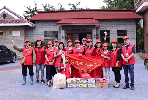 南昌慈善义工协会组织义工看望SOS儿童村的孩子1