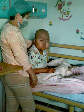 病房里的小奕涵 病房里的小奕涵