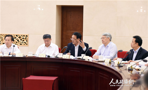 石楠在双周座谈会上发言