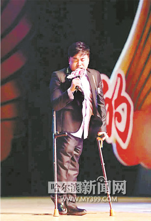 拄着双拐的刘向东倾心做公益。