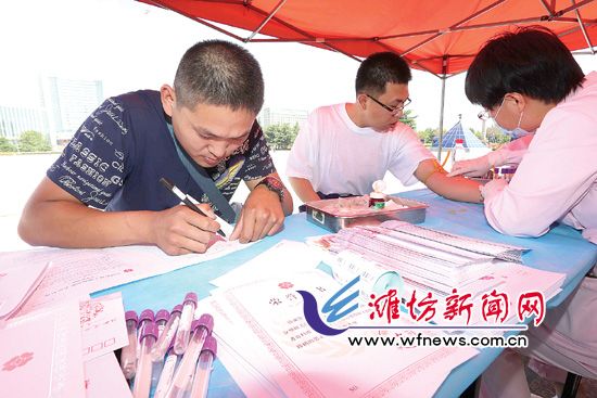 市民纷纷加入捐献造血干细胞血样的队伍。