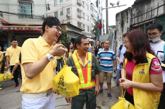 真功夫副总裁陈敏、广东名嘴任永全为环卫工人送去爱心待餐