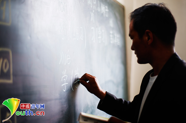 黄三英老师认认真真、一笔一划地在黑板上写下所要教授的内容。他所在的甘肃省舟曲县果耶乡真庄村，位于群山深处。这里距离兰州近十个小时的车程。从2005年起，黄三英继承父业，成为真庄小学代课教师，教村里的孩子说汉语、认汉字。中国青年网记者 张炎良 摄