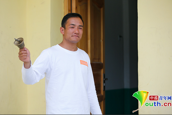 周一至周五，每天上午八点，黄三英准时摇响上课铃。