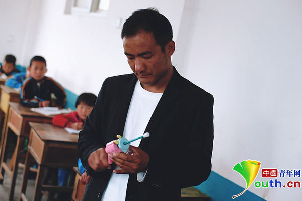 　除了教书，黄三英还要照顾孩子们的各种所需，包括给孩子们削铅笔。在真庄小学，黄三英不仅是孩子们的黄校长、黄老师，还是他们的“黄爸爸”。中国青年网记者 张炎良 摄