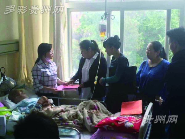 热心市民送上捐款  热心市民送上捐款