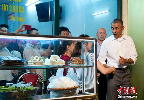 奥巴马溜到越南平民食店吃米粉
