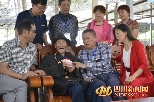 毛锦文与志愿者 毛锦文与志愿者