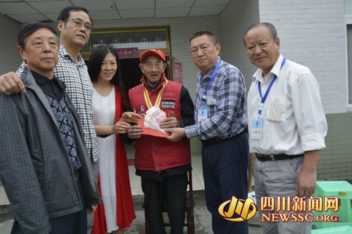 老兵李吉庭十分开心 老兵李吉庭十分开心