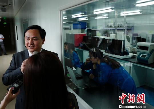 在日前进行的“调结构转方式·北京调研行”集体采访中，北京博奥晶典生物技术有限公司董事长许俊泉介绍，生物芯片可依据基因做出精准医疗判断?！『钣?摄