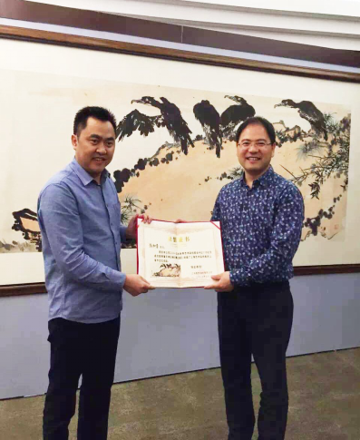 上海嘉禾董事长魏辉向著名收藏家张加勇颁发荣誉证书 上海嘉禾董事长魏辉向著名收藏家张加勇颁发荣誉证书