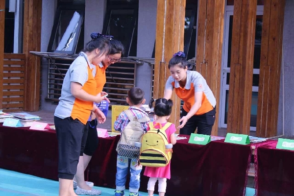 托班的小朋友也来献出一份爱心，分享童书，分享快乐。