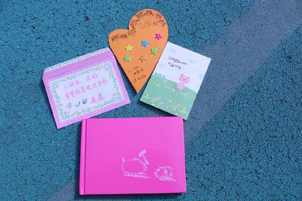 “希望你喜欢这些书”，孩子们亲手制作的爱心贺卡