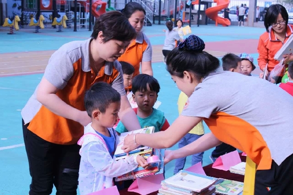 孩子们排队捐书，每一本书都包含着小朋友的一颗爱心。