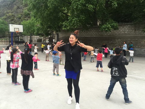 巴桑拉姆走进慈善学校 用爱心陪伴孩子 巴桑拉姆走进慈善学校 用爱心陪伴孩子