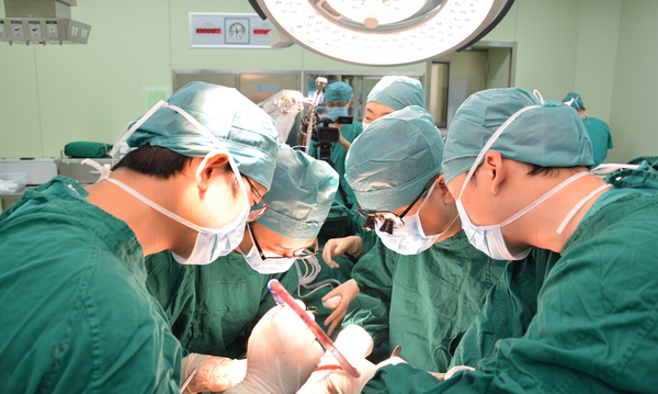 董家鸿(右二)在手术中 董家鸿(右二)在手术中