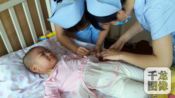 每次护士阿姨来给媛媛输液时，她都忍住眼泪，坚强的面对。