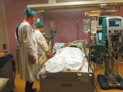 　家人和温英学做最后的告别。北京友谊医院供图