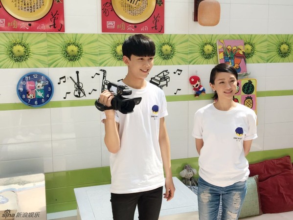 吴磊手握DV 吴磊手握DV